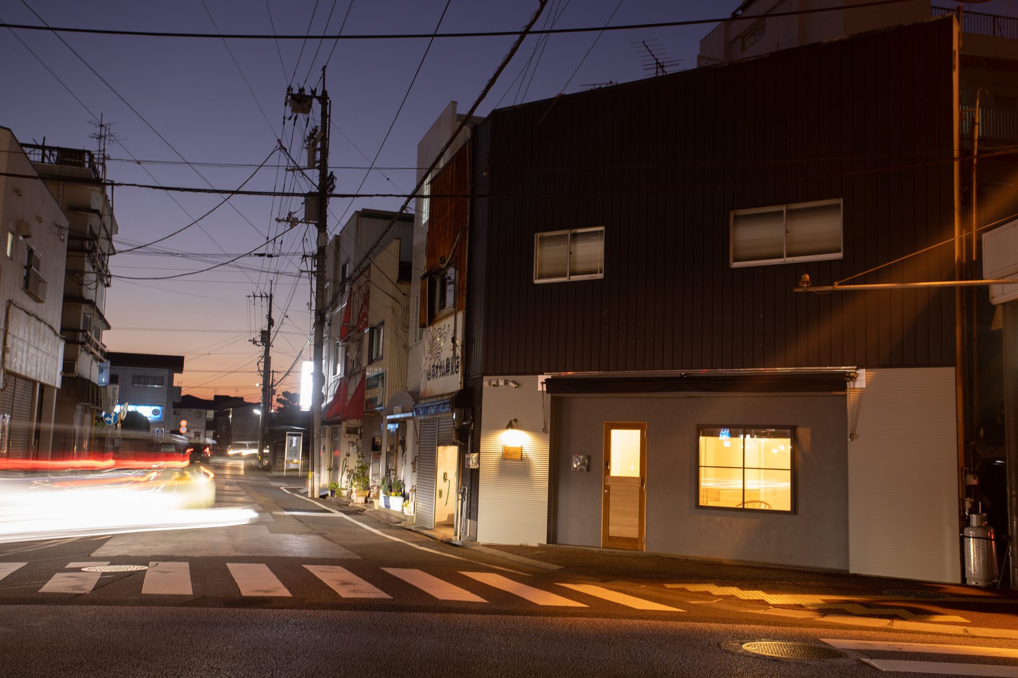 高知の一棟貸し貸切ホテル LifeStyleHotel ichi の夕暮れの外観(高知駅から徒歩10分)