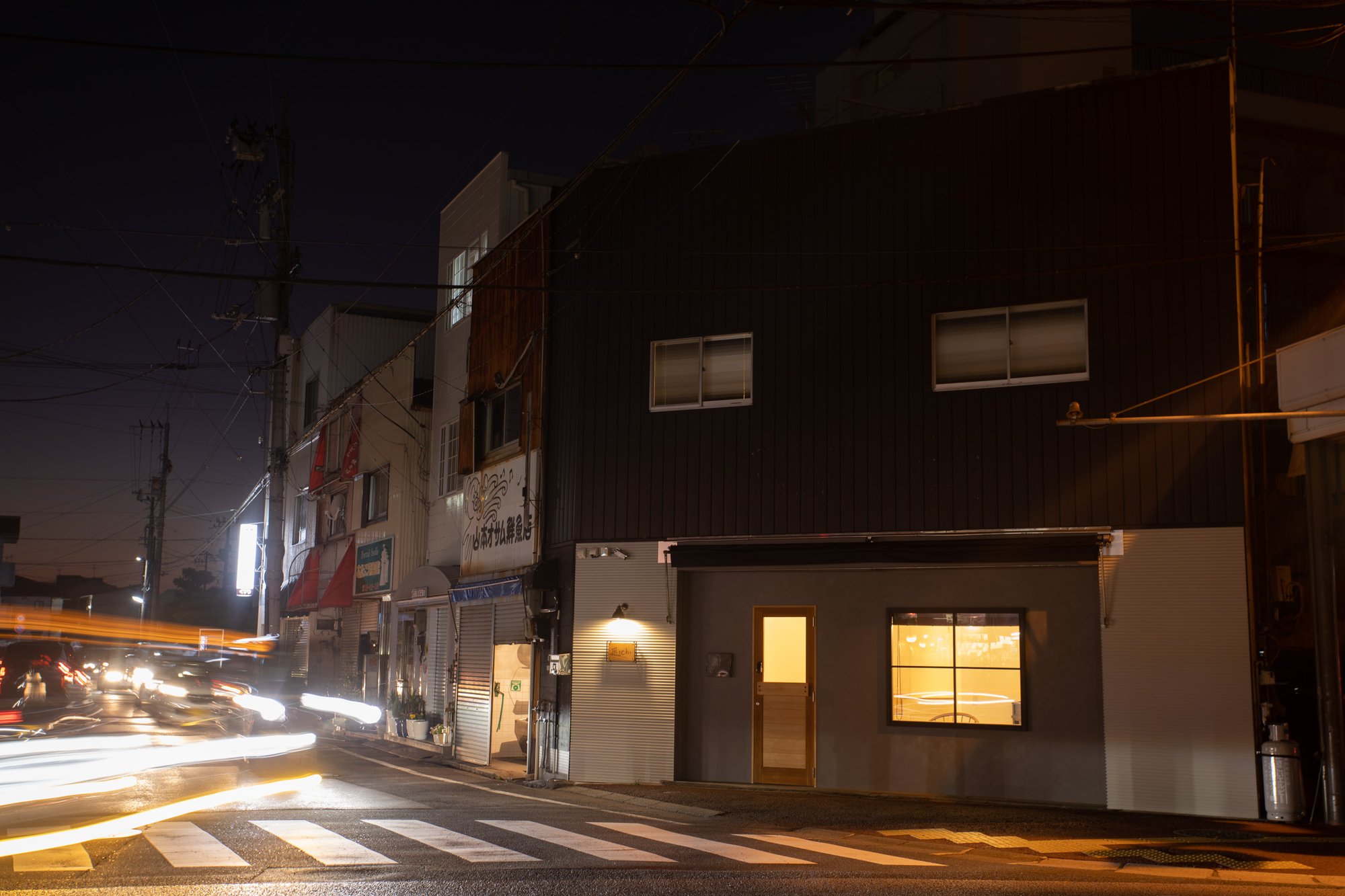 夜、灯りのともる高知の一棟貸しの宿
